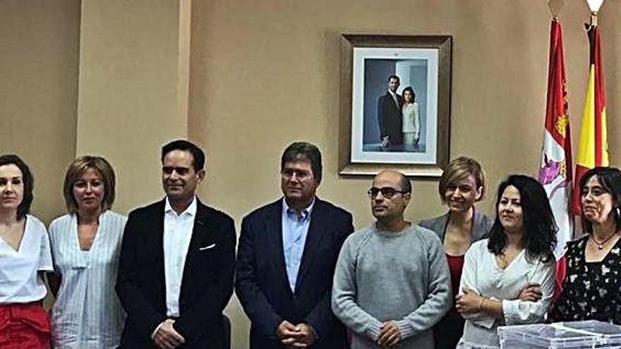Eduardo Folgado (cuarto por la derecha), junto al resto de la corporación.