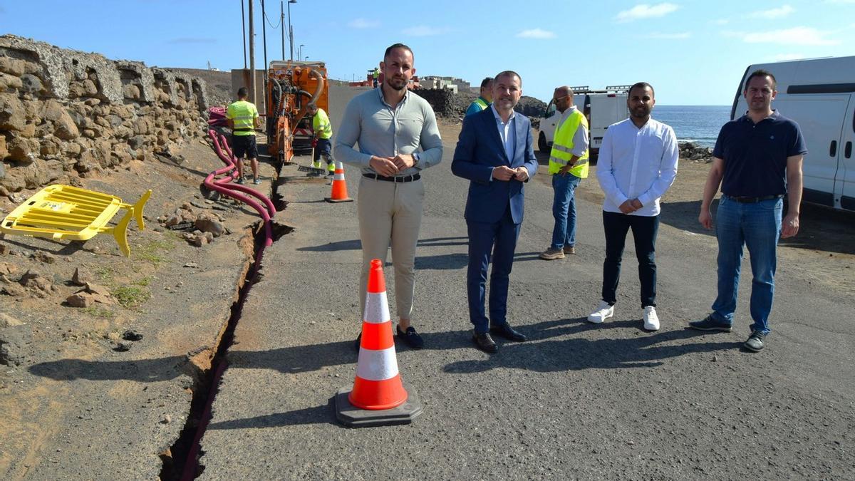 De izquierda a derecha Julio Mateo, Teodoro Sosa, Ulises Miranda y Heriberto Reyes, durante la obra de canalizaciones para la instalación de la fibra óptica en La Punta.