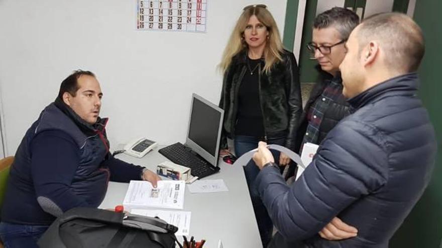 La aspirante Eva Montesinos presentando los avales junto al también concejal Fernando Marcos y al abogado José Díez.