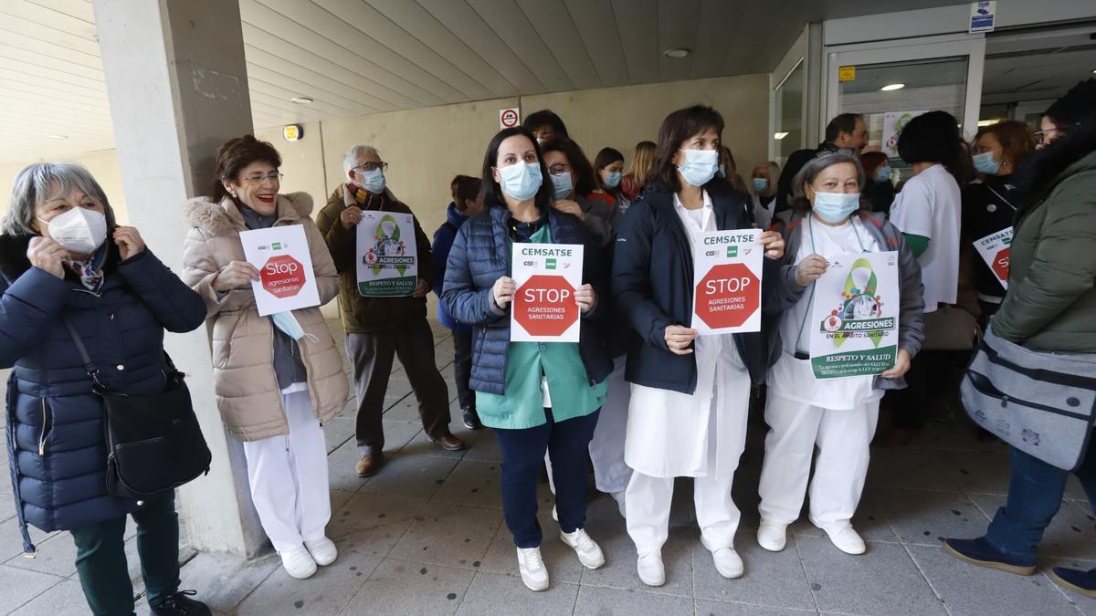 Protesta contra las agresiones a sanitario, este viernes, a las puertas del Amparo Poch del Actur.