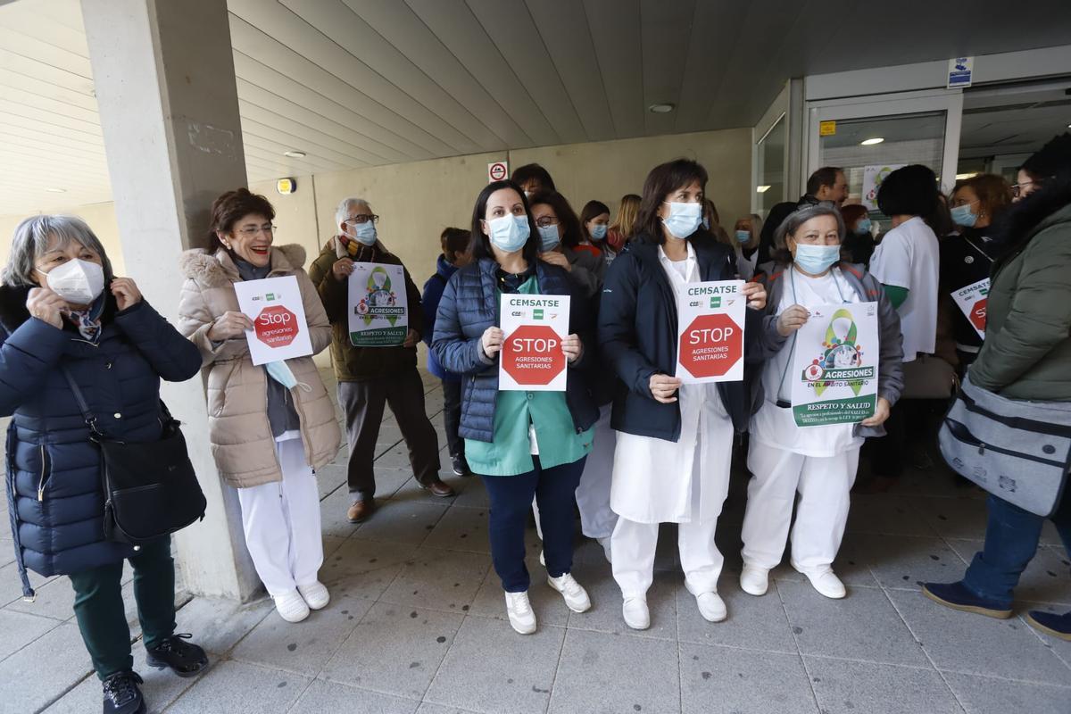 Protesta contra las agresiones a sanitario, este viernes, a las puertas del Amparo Poch del Actur.