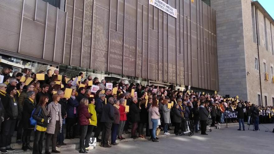 Concentració davant la seu de la Generalitat a Girona