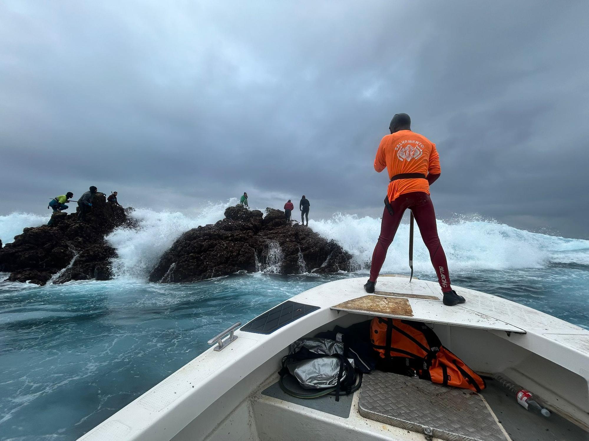 EN IMÁGENES: Así luchan los mariscadores de Luanco por cada kilo de percebe en el cabo Peñas