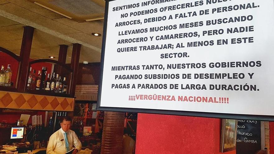 Cartel con el que el local anuncia a los clientes que este verano no servirá arroces.