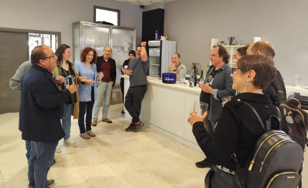 Rodríguez junto a los asistentes a la cata de ayer.