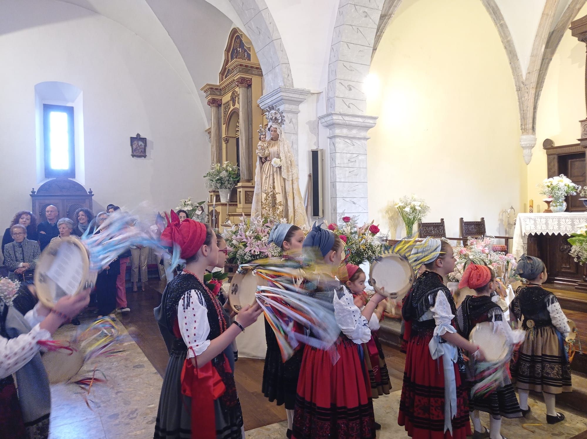 Un centenar de rosas para los llaniscos de la parroquia de Pría en la fiesta de la Virgen de la Flor