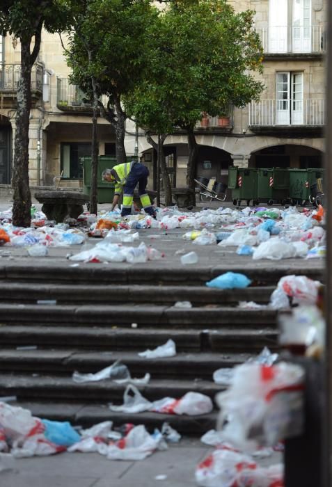 El primer día de peñas deja toneladas de basura en las calles