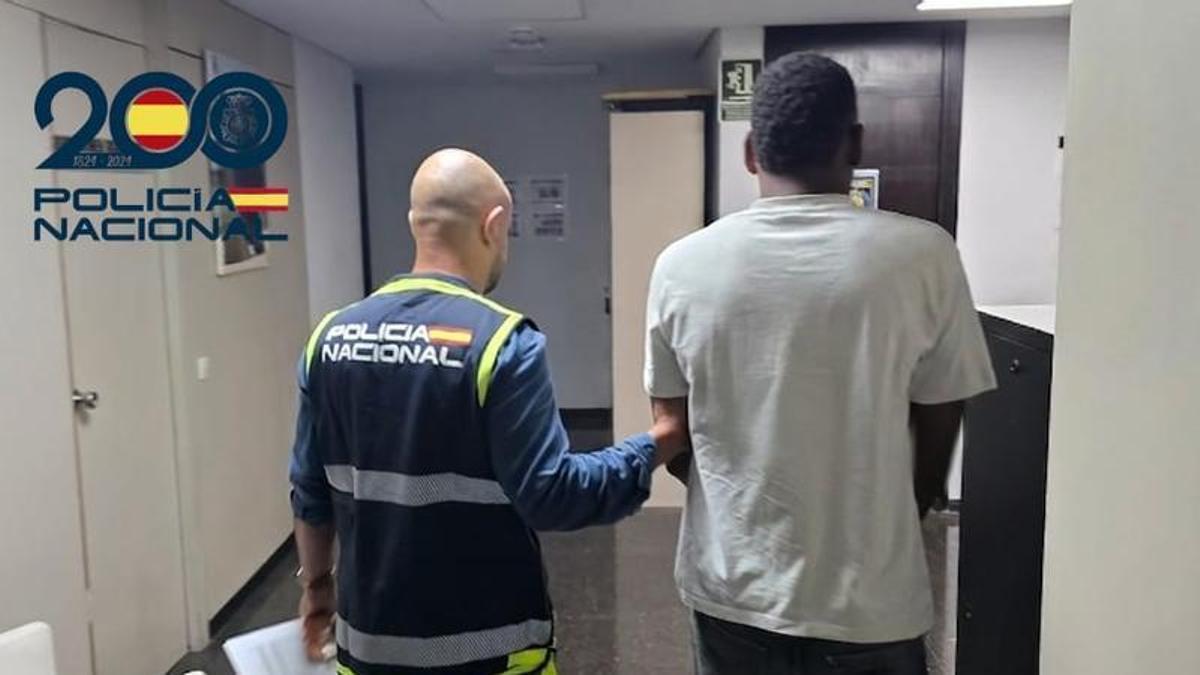 Un agente de la Policía Nacional lleva detenido a uno de los presuntos atracadores de la vivienda de Son Puig.