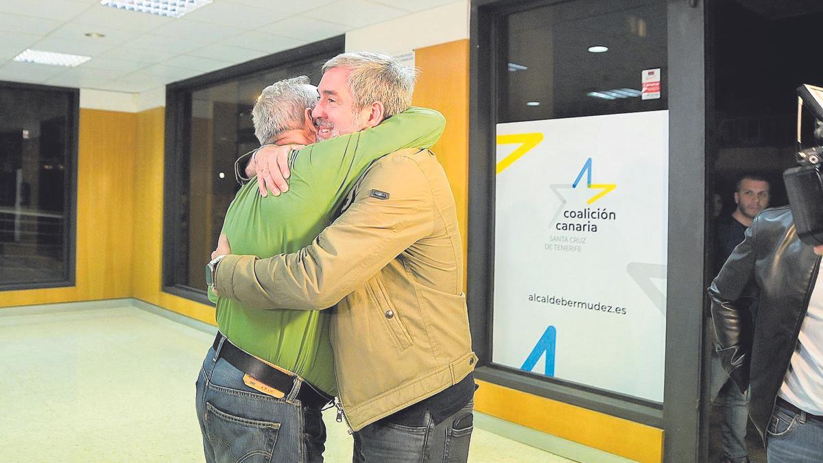 Fernando Clavijo, felicitado en la noche del lunes a su llegada a la sede de Coalición Canaria en Santa Cruz de Tenerife.