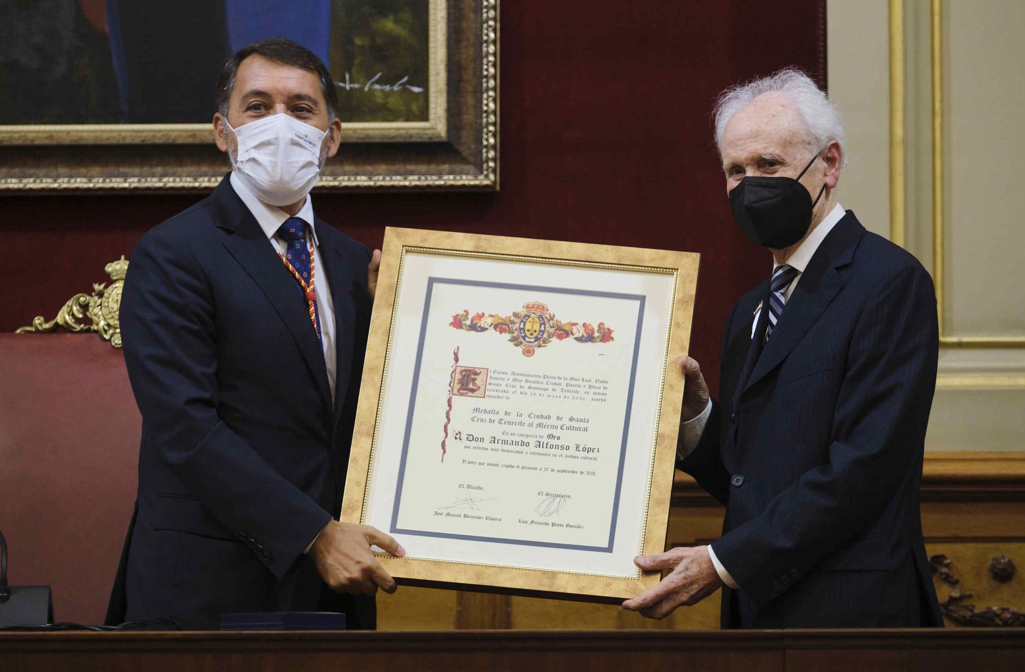 Acto de entrega de la Medalla de Oro al Mérito Cultural a Armando Alfonso