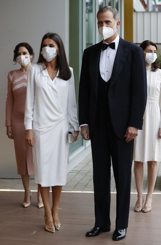 La reina Letizia con vestido esmoquin de Lola Li y accesorios metalizados en la gala de la 101 edición de los Premios Internacionales de Periodismo de ABC