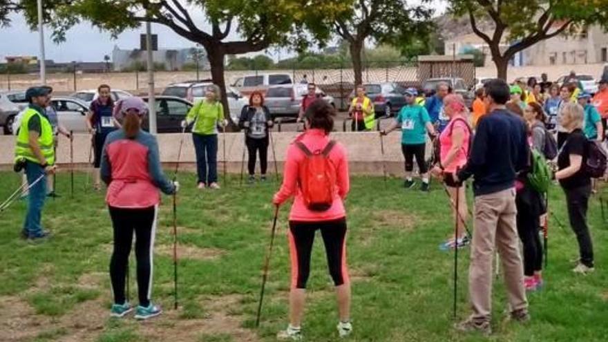 Más de cien senderistas se citan en la marcha nórdica de Cullera