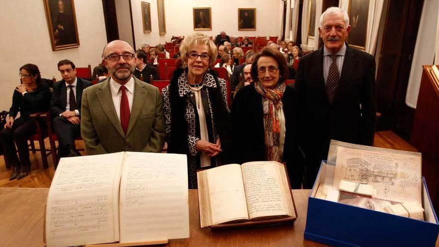 Por la izquierda, José Antonio Gómez, Josefina Martínez, Cristina García y Ramón Rodríguez, junto a una muestra del Fondo Modesto González Cobas recibido ayer por el RIDEA.