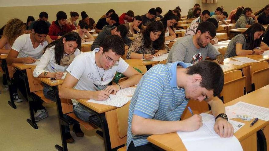 Pruebas de acceso a la universidad en Pontevedra. // Rafa Vázquez