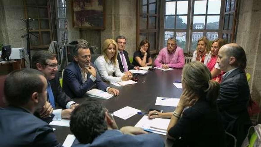 Reunión de Hernández con su nuevo equipo de gobierno, en Santiago.