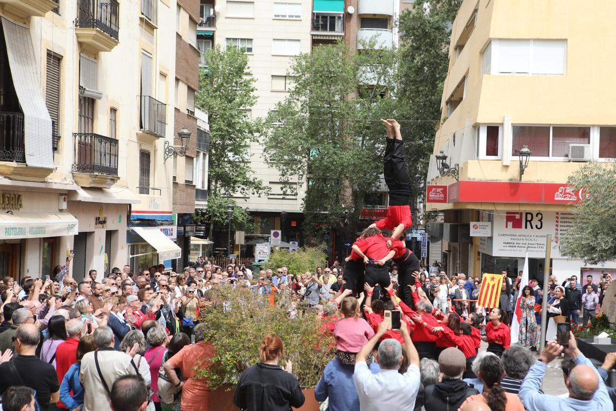 Actuación de la Muixeranga de Xàtiva en el acto del 25 d'Abril.