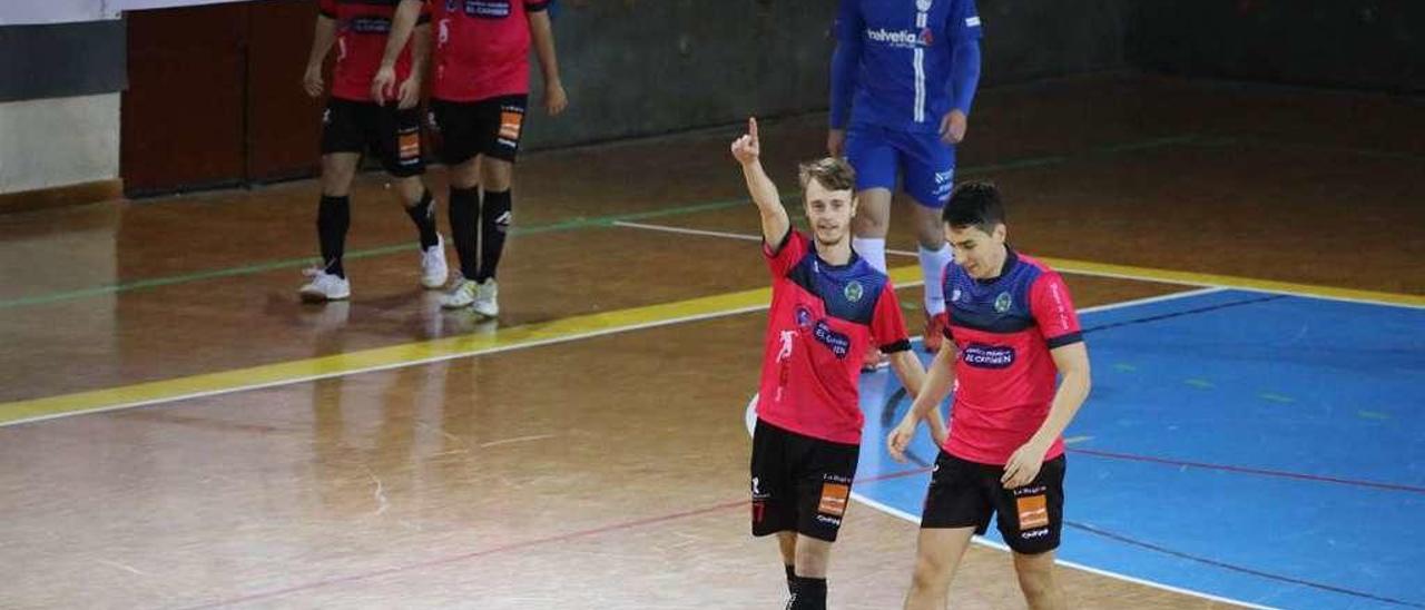 Los jugadores del Sala Ourense celebran uno de los tantos, ayer en Os Remedios. // Jesús Regal