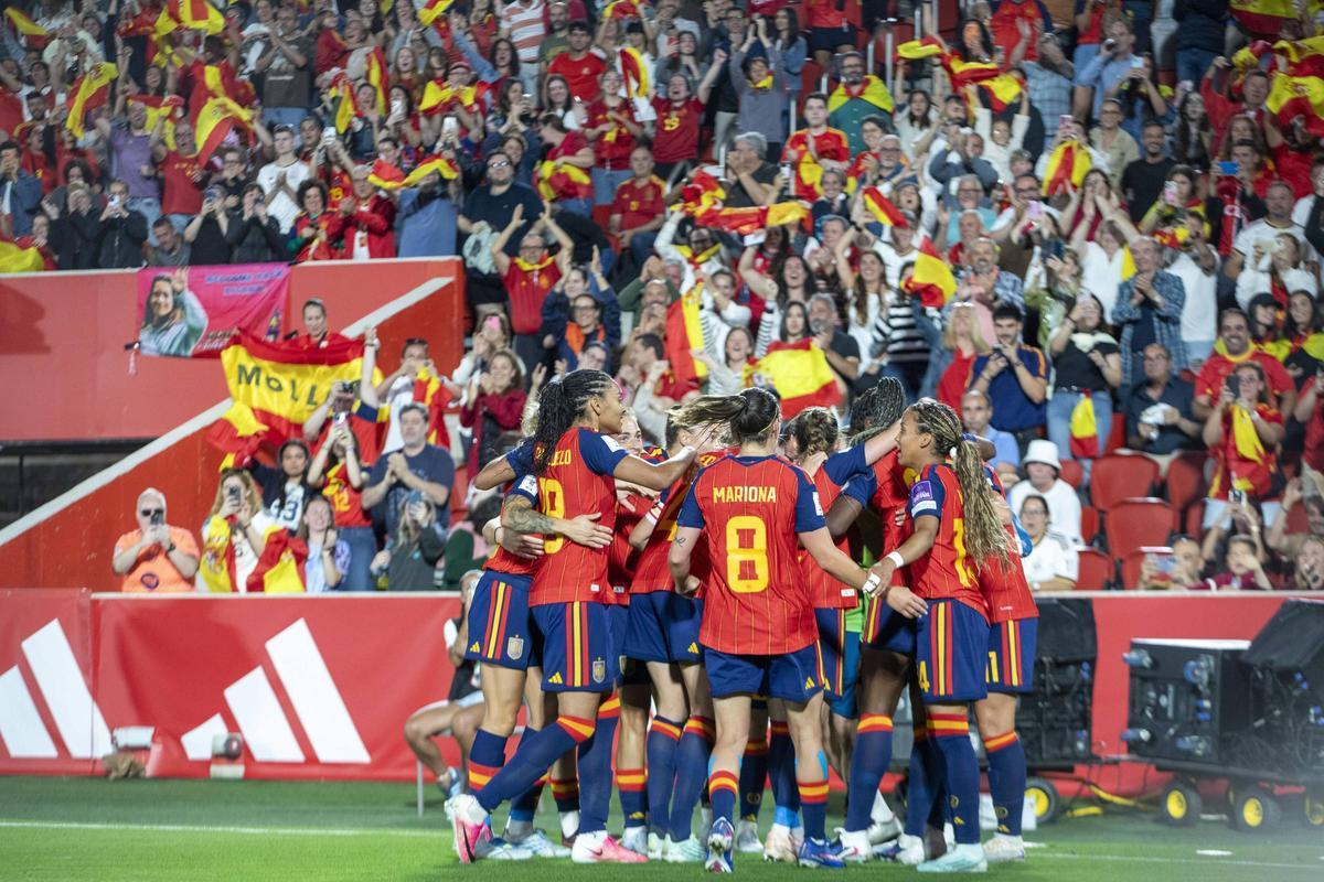 Son Moix vibró con la goleada de España a Inglaterra