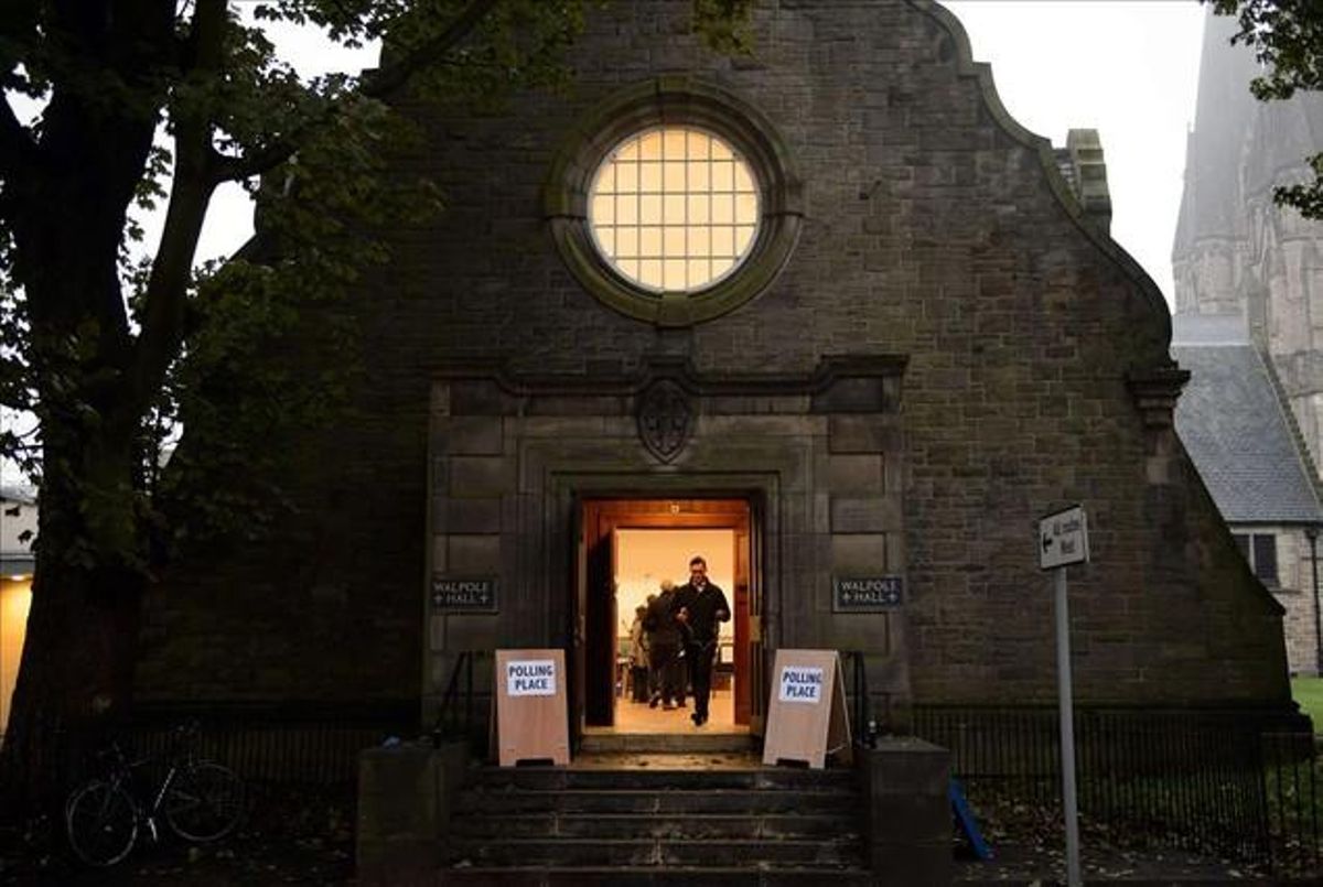 Un home surt d’un col·legi electoral després d’emetre el seu vot a Edimburg, Escòcia.