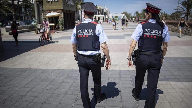 Agents dels Mossos pel Somorrostro. | FERRAN NADEU