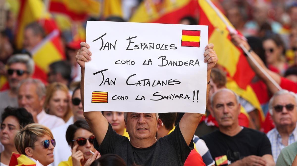 Un hombre con una pancarta a favor de la unidad de España, en la manifestación de este domingo en Barcelona.