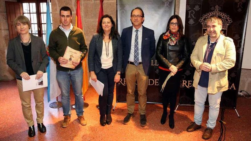 Belén Bermejo, Xurxo Martínez, la edil Teresa París, el secretario xeral de Cultura Anxo Lorenzo, Rocío Marín y Xosé Manuel García, durante la presentación de las actividades ayer en Redondela. // Marta G. Brea