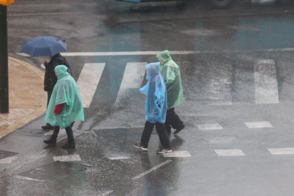 La borrasca Emma se sigue dejando sentir en Málaga durante la jornada del viernes. La alerta por fuertes precipitaciones sigue activa hasta las seis de la tarde.