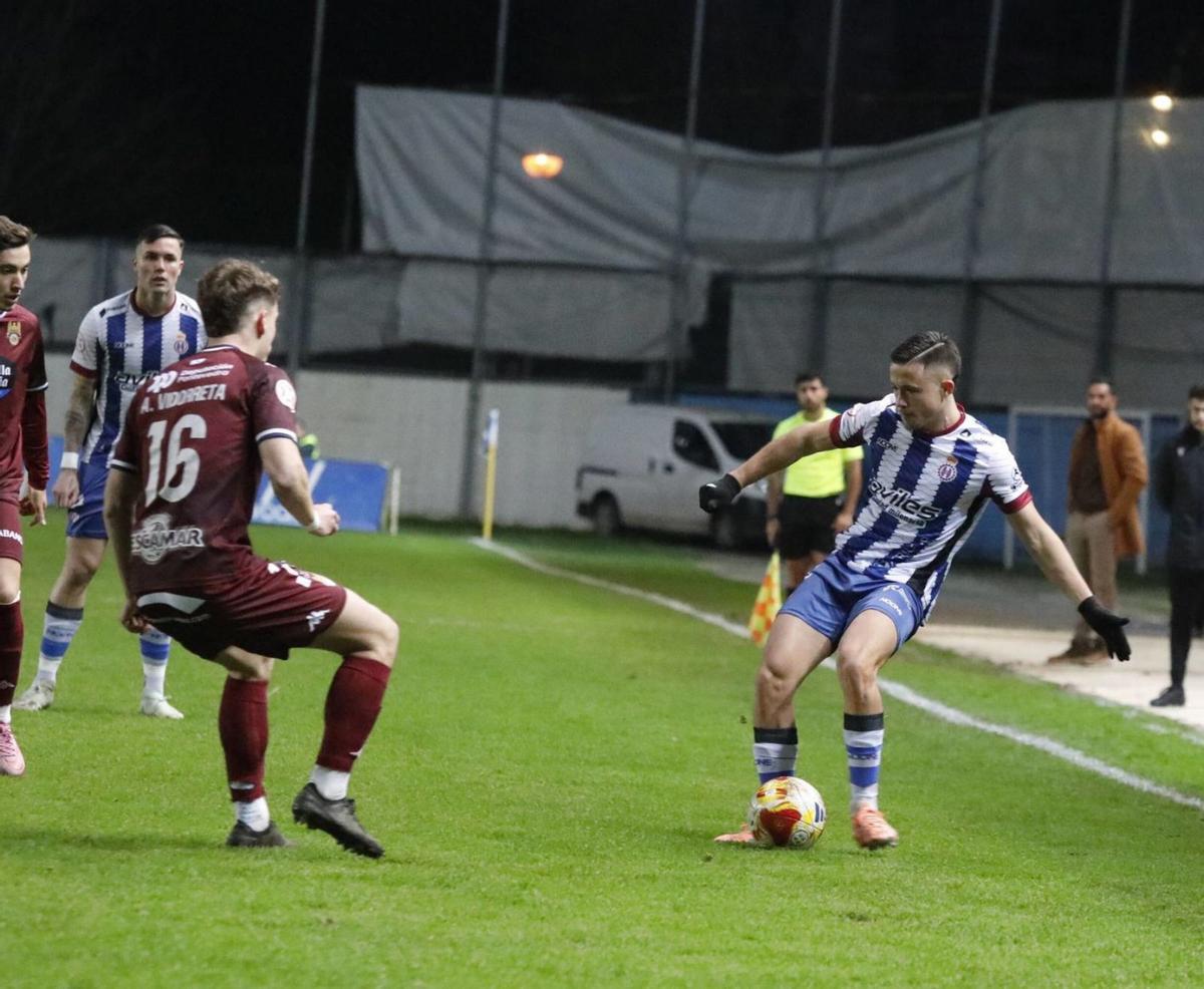 Osky realiza un pase ante Vidorreta. | MARA VILLAMUZA