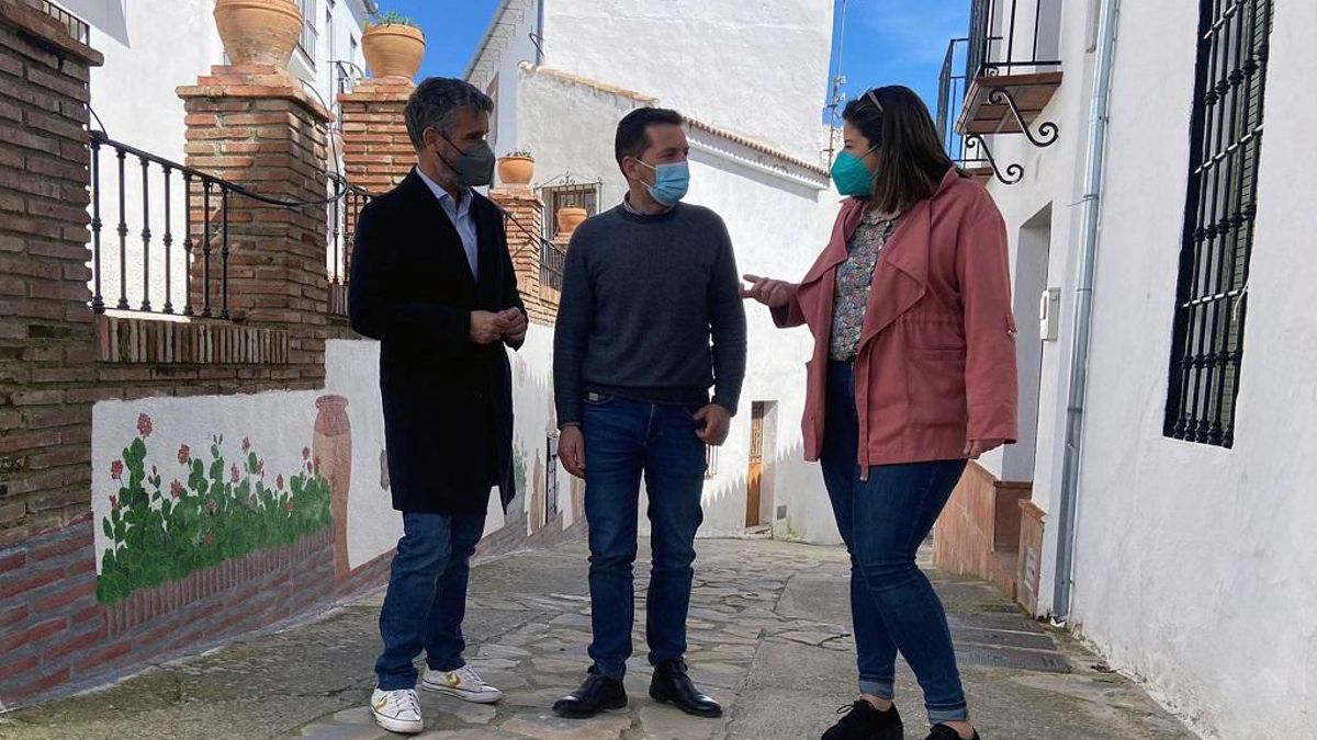 Los diputados José Bernal y Gema Ruiz, con el alcalde de Cartajima, Francisco Benítez.