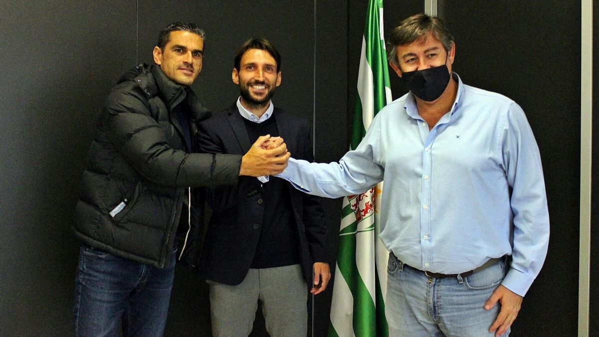 Juanito y González Calvo, con Bernal en el centro tras firmar la renovación, hoy.