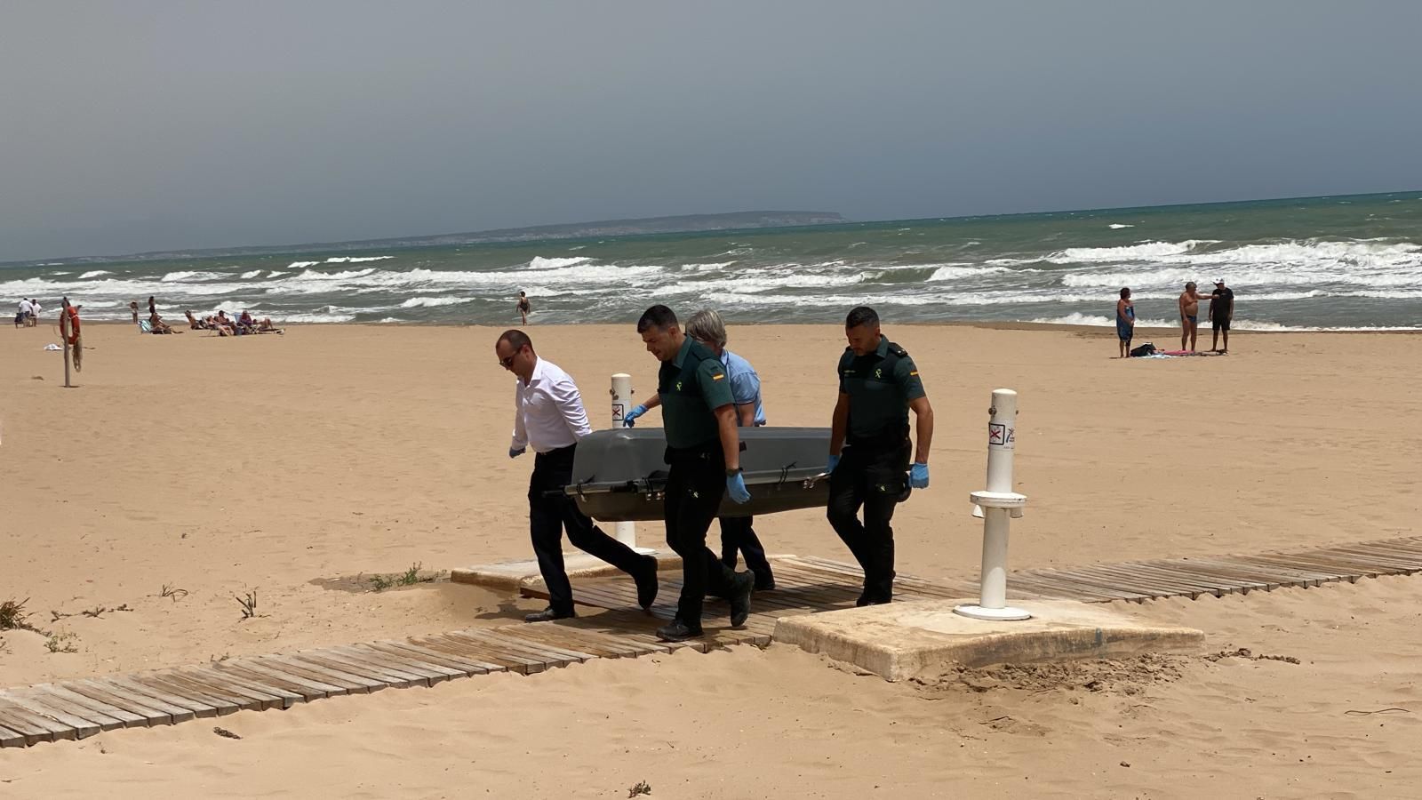 Dos hombres mueren ahogados al auxiliar a dos bañistas en apuros en Guardamar del Segura