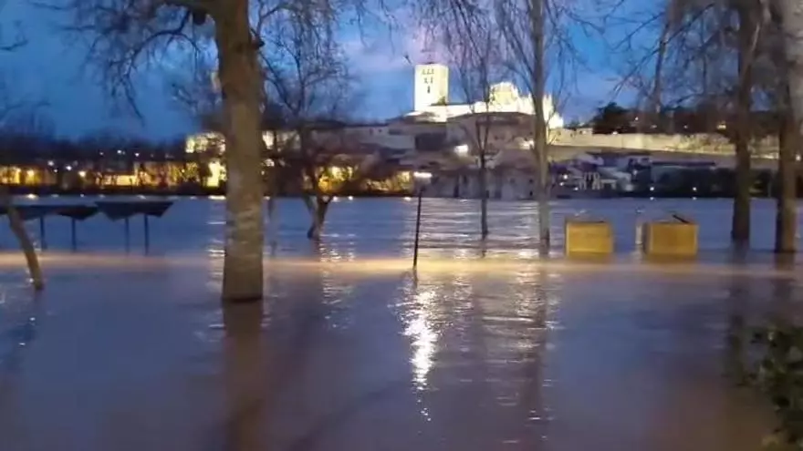 Esta es la imagen que deja el Duero, en su paso por los Pelambres, a la luz de Zamora