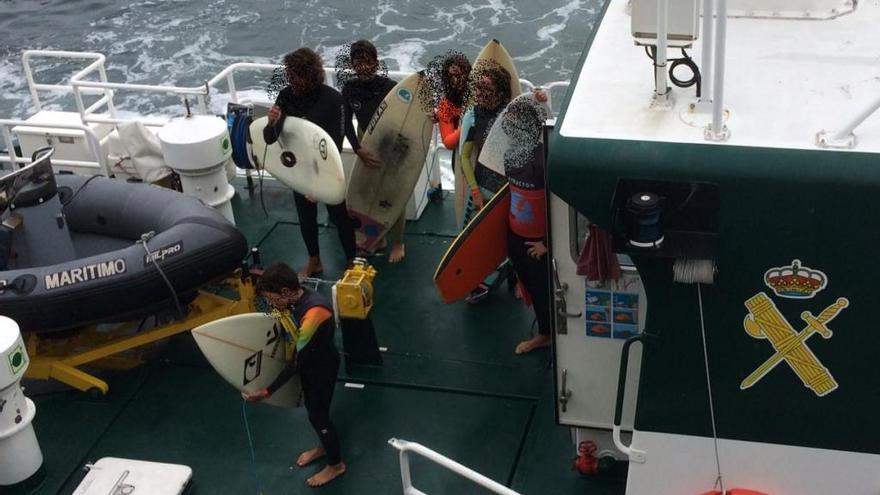 Los surfistas rescatados. // Guardia Civil