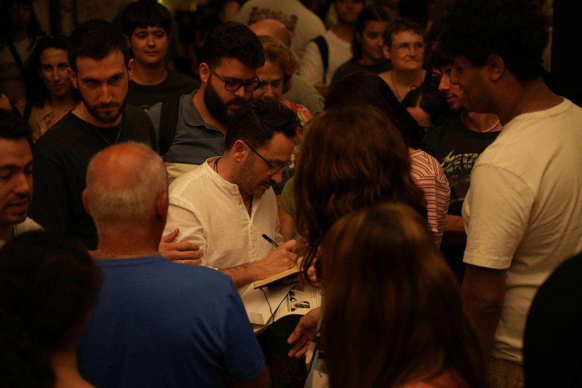 Bayona firmando autógrafos tras la charla