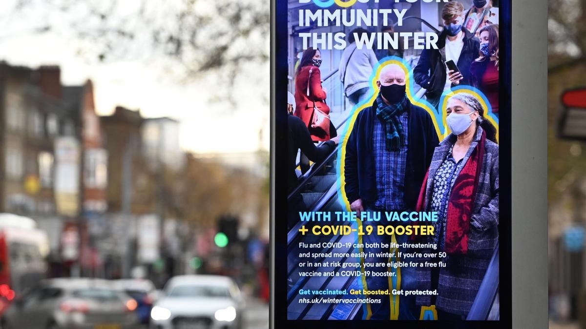 Una cartel promociona la vacunación.