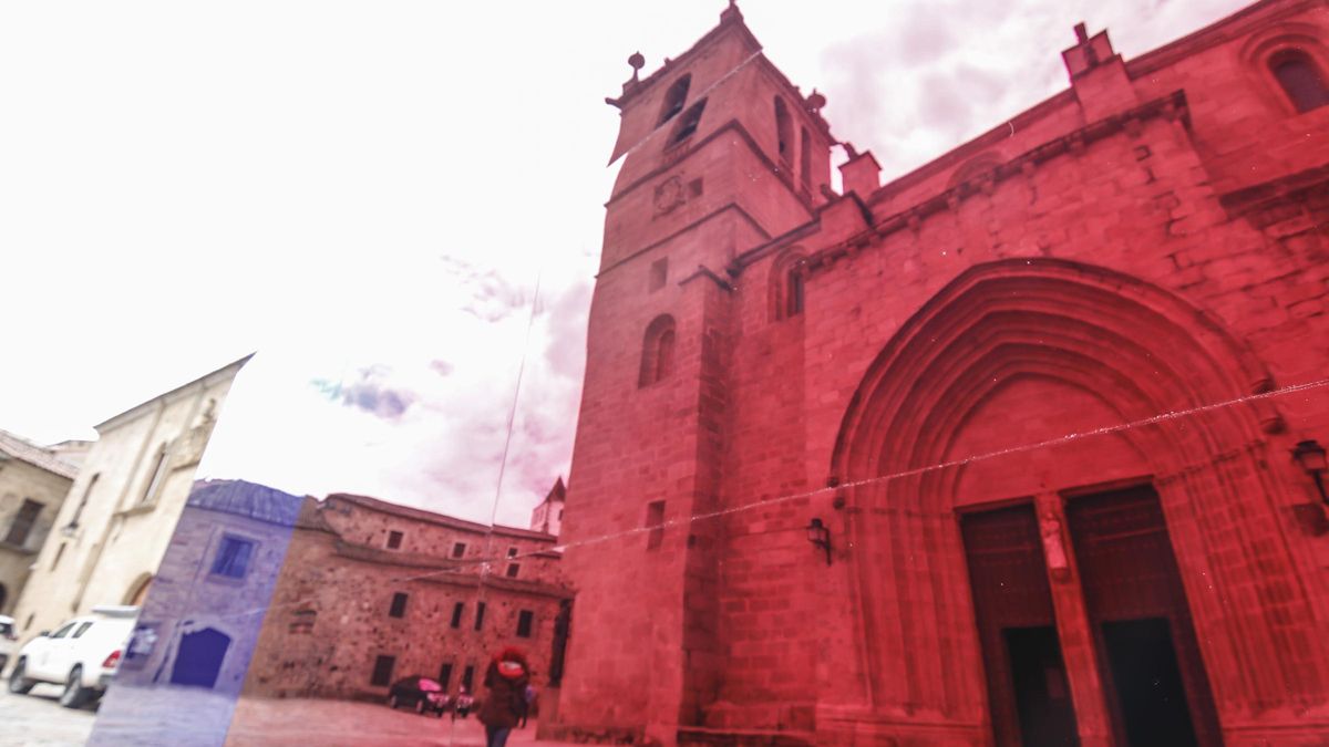 Una de las instalaciones en la plaza de Santa María de &#039;Cáceres abierto&#039;.