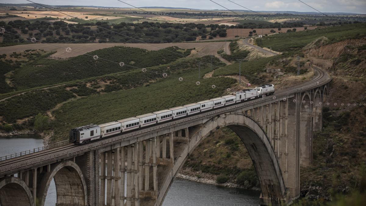 Un convoy cruzando el viaducto Martín Gil