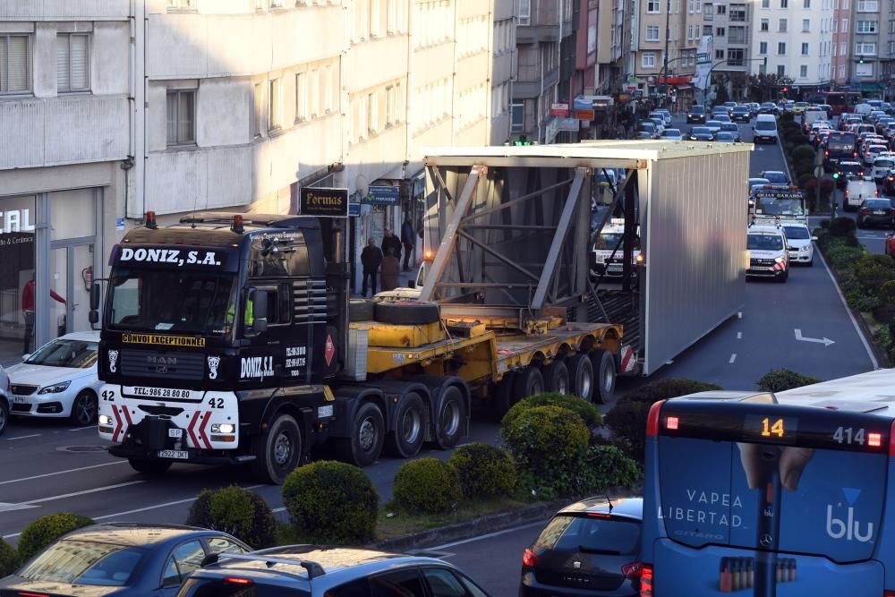 Un camión de transporte especial causa afecciones al tráfico en el cruce entre Ronda de Outeiro con avenida Finisterre