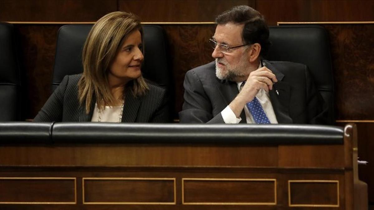 El presidente del Gobierno, Mariano Rajoy, y la ministra de empleo, Fátima Bañez, en el Congreso