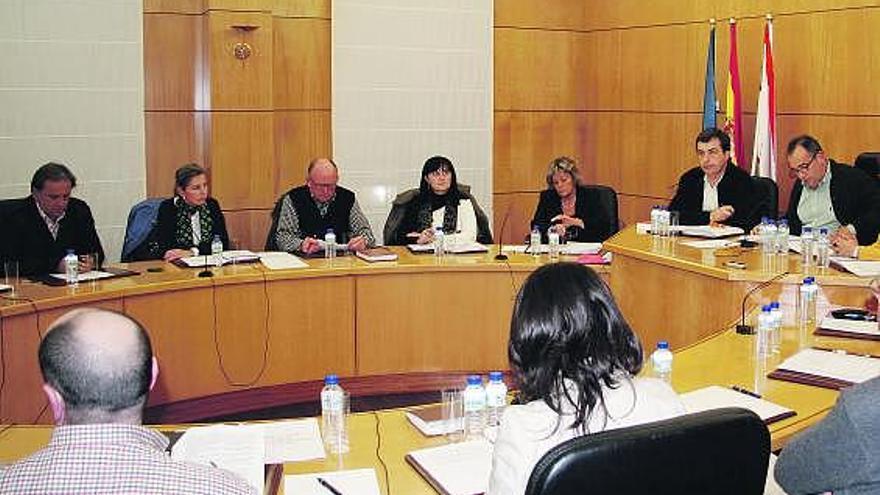Concejales del gobierno en el Pleno del Ayuntamiento de Carreño.