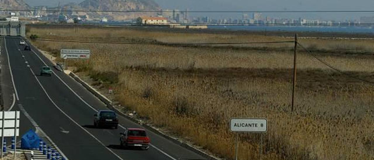 La Nacional 332 a su paso por el saladar de Agua Amarga, en Alicante.