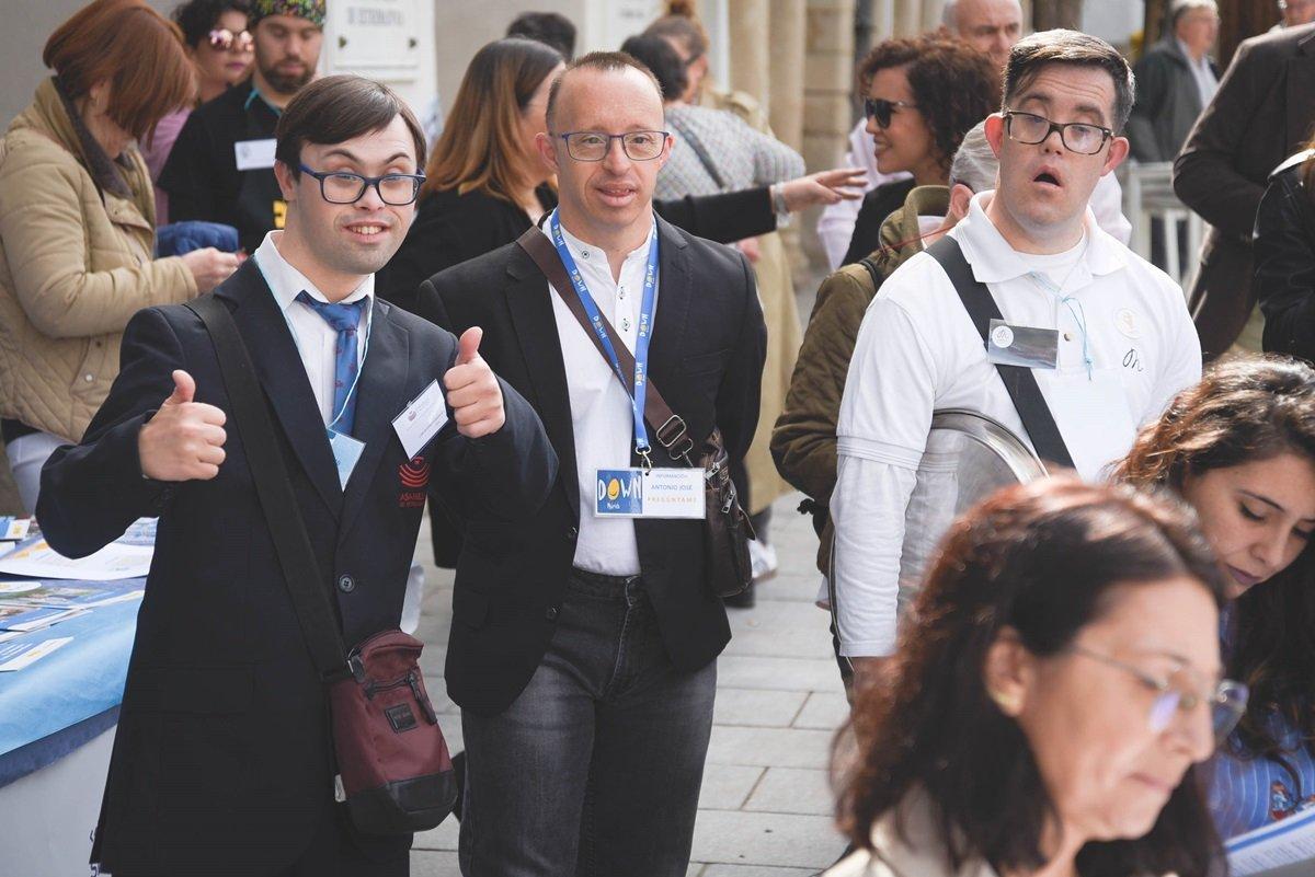 Personas con síndrome de Down durante una actividad de concienciación en Mérida.