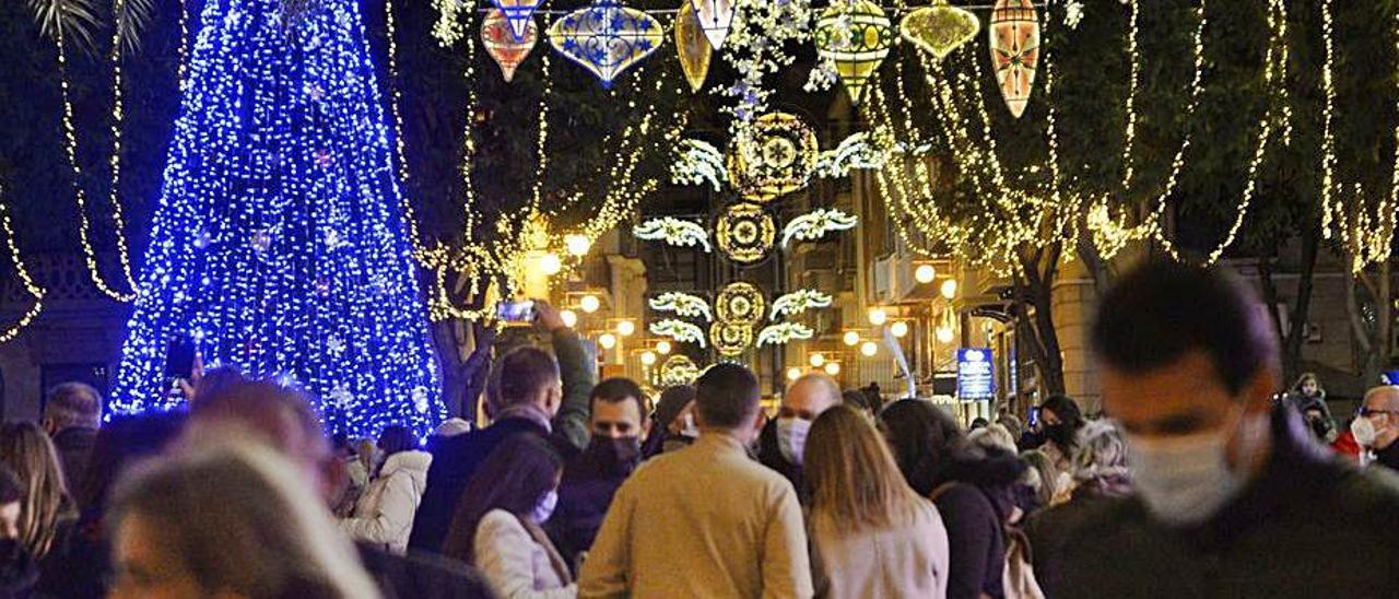 La decoración navideña de la Plaça de Baix en 2020. | MATÍAS SEGARRA