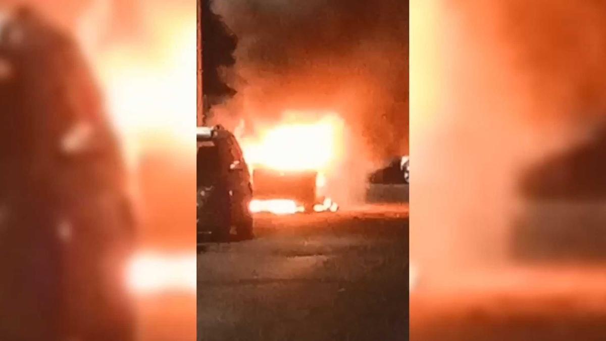 Espectacular incendi d'un cotxe abandonat a Anglès