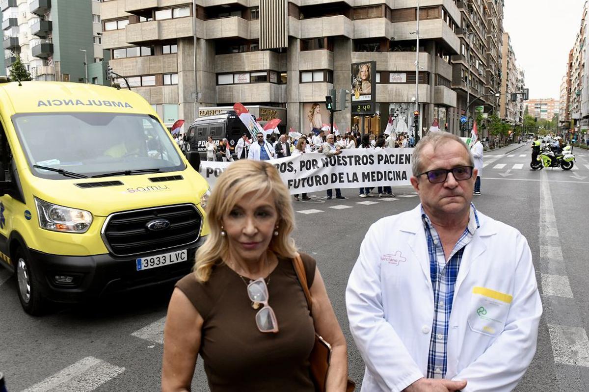 Las imágenes de la protesta de médicos contra el Estatuto Marco este miércoles en Murcia