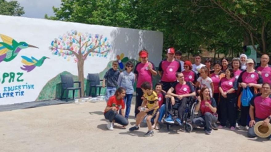 Los integrantes de Adispaz pintaron un mural colaborativo en Alpartir. | SERVICIO ESPECIAL