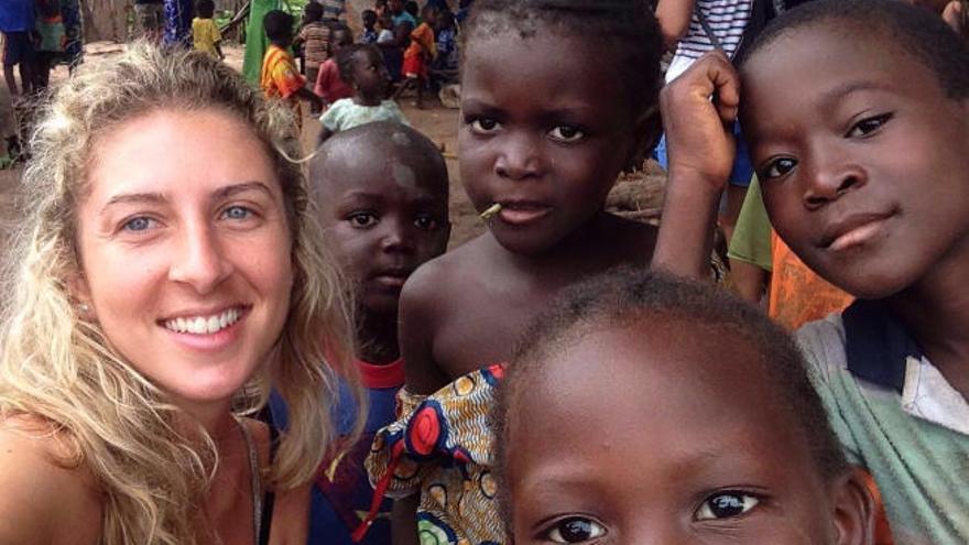 Una voluntaria del Canarias Lamin School de Gambia con alumnos.