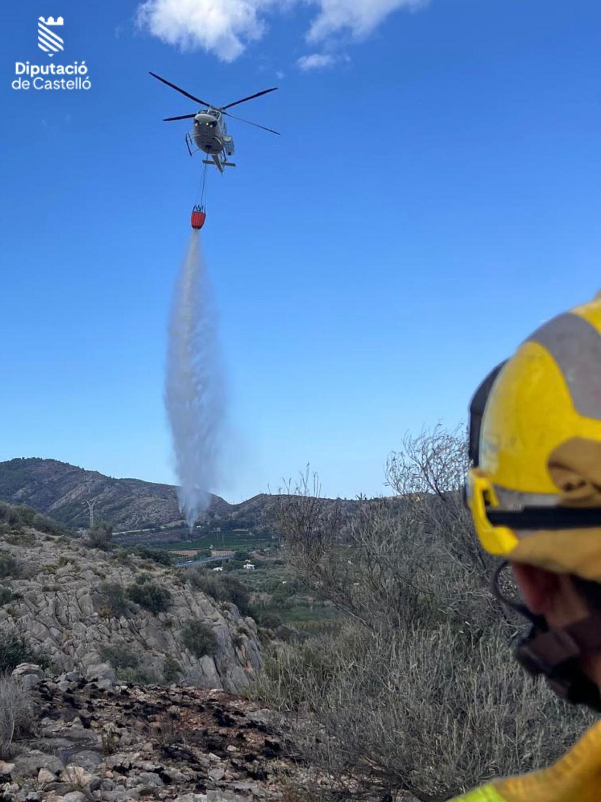 Operativo aéreo para sofocar el incendio en Benicàssim.