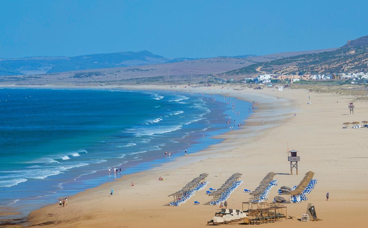 Zahara de los Atunes, el pueblo de Cádiz en el que Dani Martín se refugia durante el verano: tiene una casa con un terreno de 1.500 metros cuadrados junto a una de las playas más famosas de Andalucía
