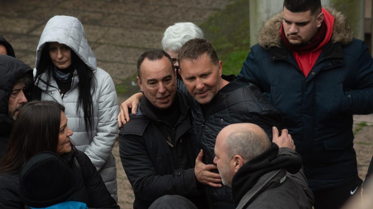 Los detenidos del Sindicato de Limpieza a la salida de los juzgados tras declarar.